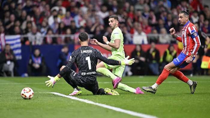 MADRID, SPAIN - APRIL 02: Ferran Torres (C) of Barcelona and Juan Musso (L) of Atletico Madrid compete during the Copa del Rey Semi Final second leg match between Atletico Madrid and Barcelona at Riyadh Air Metropolitano in Madrid, Spain on April 2, 2025. (Photo by Burak Akbulut/Anadolu via Getty Images)