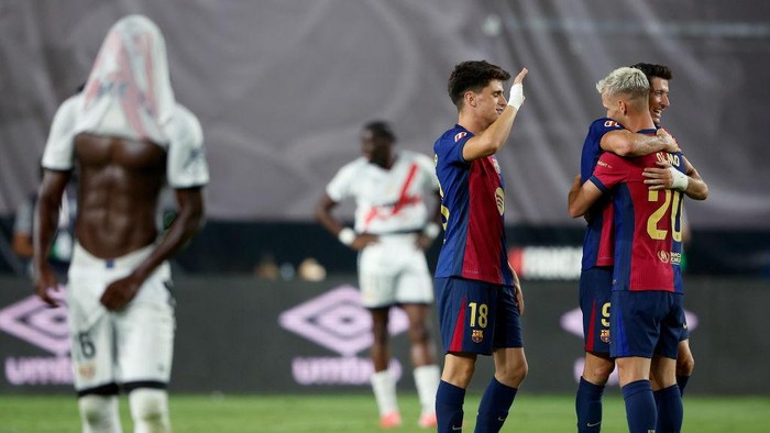Dani Olmo-Pau Victor MADRID, SPAIN - AUGUST 27: (L-R) Pau Victor of FC Barcelona, Robert Lewandowski of FC Barcelona, Dani Olmo of FC Barcelona celebrating the victory during the LaLiga EA Sports match between Rayo Vallecano v FC Barcelona at the Campo de Futbol de Vallecas on August 27, 2024 in Madrid Spain (Photo by Rico Brouwer/Soccrates/Getty Images)