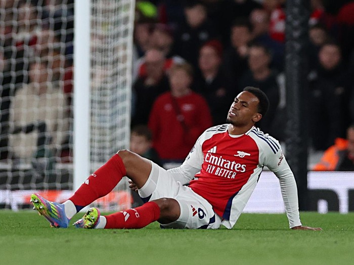 LONDON, ENGLAND - APRIL 01: Gabriel Magalhaes of Arsenal reacts as he goes down injured during the Premier League match between Arsenal FC and Fulham FC at Emirates Stadium on April 01, 2025 in London, England. (Photo by Harry Murphy - Danehouse/Getty Images)