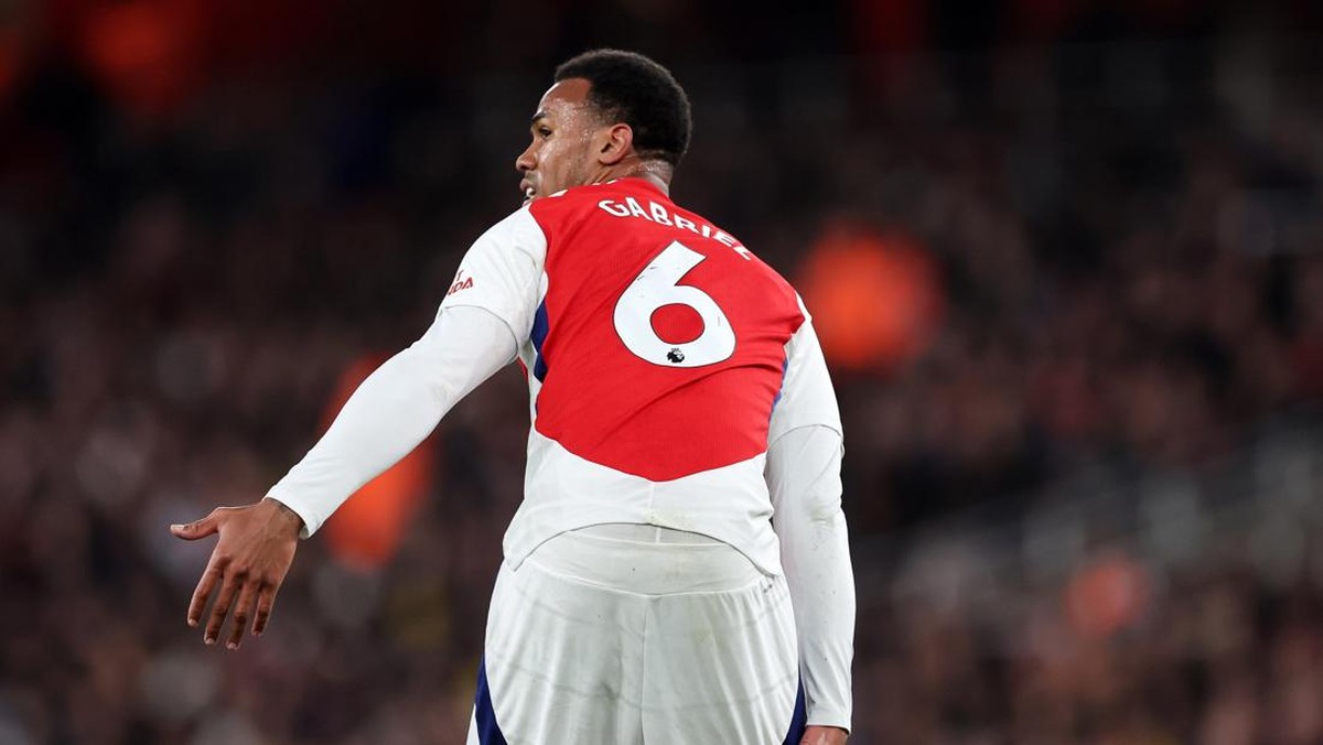 Gabriel Magalhaes mengalami cedera hamstring di laga Arsenal vs Fulham. (Foto: Catherine Ivill - AMA/Getty Images)