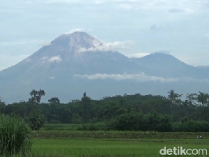 Gunung Semeru Erupsi Luncurkan Abu Vulkanik Setinggi 900 KM