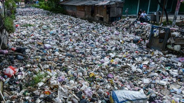 Jorok! Banyak Sampah Menumpuk di Aliran Kalimati Tangerang