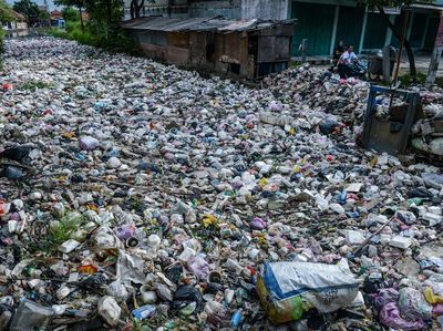 Jorok! Banyak Sampah Menumpuk di Aliran Kalimati Tangerang