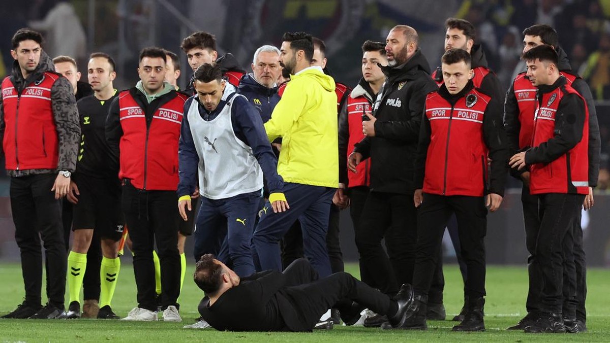Pelatih Galatasaray terjatuh usai dicubit Jose Mourinho. (Foto: dia images via Getty Images/dia images)