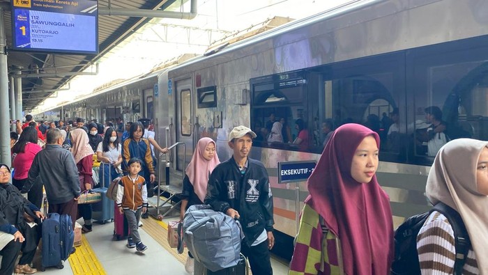 KAI Daop 1 Jakarta mencatat adanya peningkatan penumpang yang hadir di Jakarta. Namun, KAI mencatat perjalanan keluar Jakarta juga masih tinggi. (dok KAI) KAI Daop 1 Jakarta mencatat adanya peningkatan penumpang yang hadir di Jakarta. Namun, KAI mencatat perjalanan keluar Jakarta juga masih tinggi. (dok KAI)