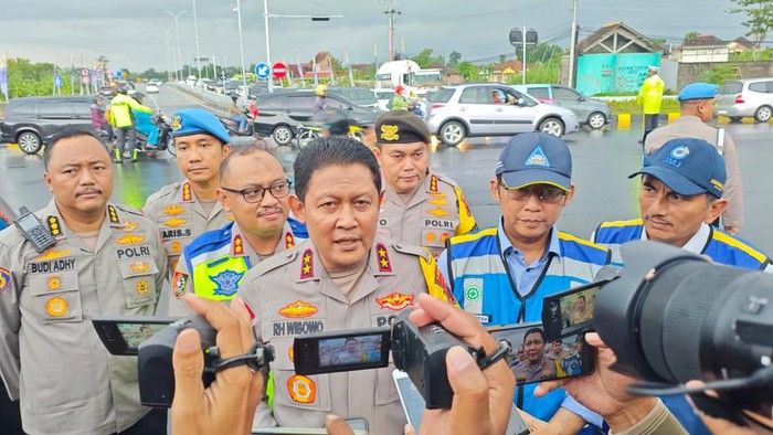 Kapolda Jawa Tengah Irjen Ribut Hari Wibowo. (dok.Polri) Kapolda Jawa Tengah Irjen Ribut Hari Wibowo di Exit Tol Prambanan. (dok.Polri)