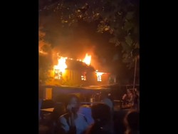 Kebakaran Landa Sebuah Rumah di Pulau Barrang Lompo Makassar, Warga Panik