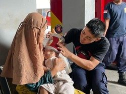 Drama  Penyelamatan Balita yang Kepalanya Tersangkut Kaleng Biskuit