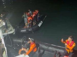 KMP Mutiara Ferindo 2 Terbakar, 12 ABK Berhasil Dievakuasi KMP Mutiara Ferindo 2 Terbakar, 12 ABK Berhasil Dievakuasi