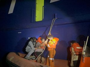 Kapal Feri Terbakar di Perairan Banten, 12 ABK Dievakuasi Bakamla Kapal Feri Terbakar di Perairan Banten, 12 ABK Dievakuasi Bakamla