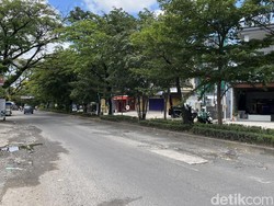 Warga Keluhkan Jalan Hertasning Makassar Berlubang Hanya Ditambal Paving Blok