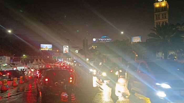 Kondisi kemudian lintas puncak Bogor malam ini (Rizky/detikcom)