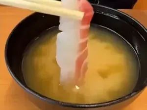 Kontroversial! Cara Makan Sushi Ini Akhirnya Diterima di Jepang Kontroversial! Cara Makan Sushi Ini Akhirnya Diterima di Jepang