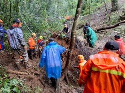 Detik-detik Kaki Korban Ditemukan Tertimbun Longsor Jalur Pacet-Cangar