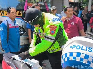 Lawan Arus Saat Jalur Arteri Jombang Padat, Bus Sugeng Rahayu Ditilang Lawan Arus Saat Jalur Arteri Jombang Padat, Bus Sugeng Rahayu Ditilang