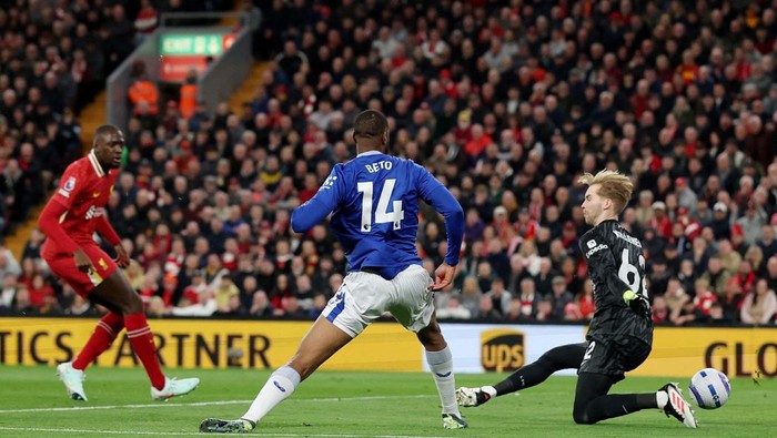 Soccer Football - Premier League - Liverpool v Everton - Anfield, Liverpool, Britain - April 2, 2025 Evertons Beto scores a goal that was later disallowed REUTERS/Phil Noble EDITORIAL USE ONLY. NO USE WITH UNAUTHORIZED AUDIO, VIDEO, DATA, FIXTURE LISTS, CLUB/LEAGUE LOGOS OR LIVE SERVICES. ONLINE IN-MATCH USE LIMITED TO 120 IMAGES, NO VIDEO EMULATION. NO USE IN BETTING, GAMES OR SINGLE CLUB/LEAGUE/PLAYER PUBLICATIONS. PLEASE CONTACT YOUR ACCOUNT REPRESENTATIVE FOR FURTHER DETAILS..