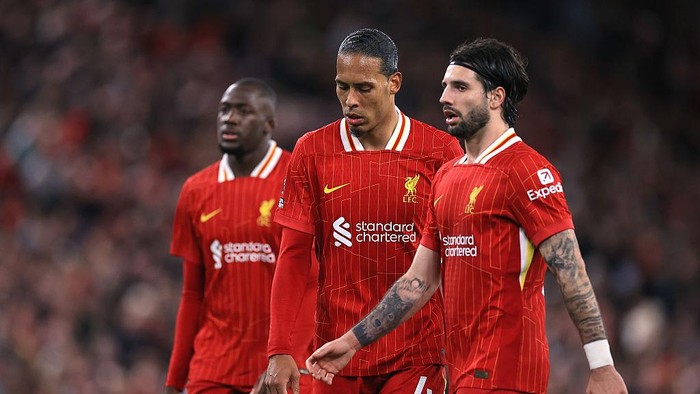 LIVERPOOL, ENGLAND - APRIL 2: Ibrahima Konate, Virgil van Dijk and Dominik Szoboszlai of Liverpool during the Premier League match between Liverpool FC and Everton FC at Anfield on April 2, 2025 in Liverpool, England. (Photo by Simon Stacpoole/Offside/Offside via Getty Images)