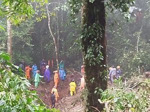 Tertutup Longsor, Jalur Wisata Pacet-Cangar di Mojokerto Lumpuh Total