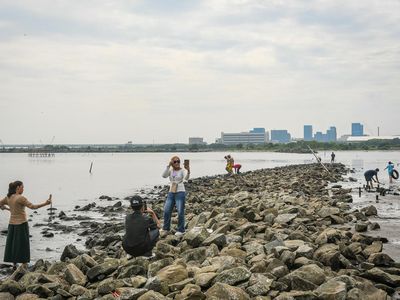 Menikmati Libur Lebaran di Pantai Marunda Jakarta