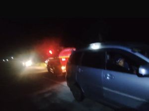 Mobil Masuk Parit Banyuwangi gegara Google Maps Terpisah dari Rombongan Mobil Masuk Parit Banyuwangi gegara Google Maps Terpisah dari Rombongan