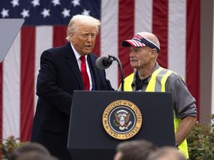 Ekonom Sebut Dasar Trump Kenakan Tarif 32% ke RI Tak Jelas