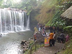 Libur Lebaran, Wisata Air Terjun Temam Lubuklinggau Dipadati Wisatawan