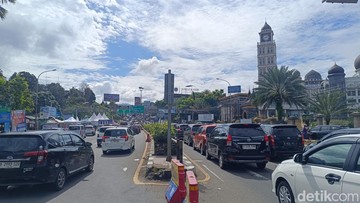    Puncak Bogor Diserbu 10 Ribu Kendaraan: One Way Diberlakukan!   Pagi Ini, Puncak Bogor Lumpuh? One Way Jadi Jurus Pamungkas!   10 Ribu Kendaraan Padati Puncak, Siap-siap One Way!   Akhir Pekan di Puncak? One Way Sudah Menanti!   Rekor! 
