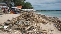 Pantai Kuta Bali Dipenuhi Sampah Kayu dan Plastik