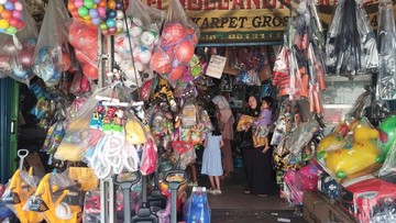 Festival Mainan di Pasar Gembrong: Orang Tua Berburu Hadiah Spesial Usai 'THR' Anak!
