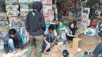 Pasar Gembrong: Surga Mainan Murah yang Mengundang Warga untuk Cek Kualitas