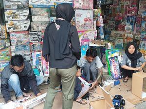 Alasan Warga Beli Mainan di Pasar Gembrong: Murah-Bisa Cek Kondisi