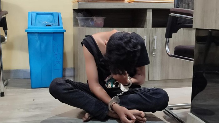 Pelaku Alfian ketika diamankan di Polrestabes Palembang Pelaku Alfian ketika diamankan di Polrestabes Palembang