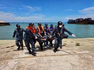 Mayat Pria Berbaju Merah Ditemukan Mengapung di Perairan Batam