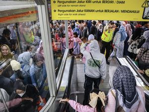 Video: Intip Pola Baru Naik-Turun Penumpang di Stasiun Tanah Abang Video: Intip Pola Baru Naik-Turun Penumpang di Stasiun Tanah Abang
