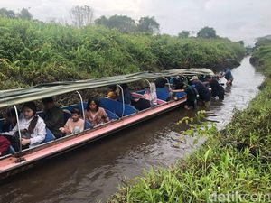Perjuangan Pemudik di Kotawaringin Timur Terjebak Sungai Surut Perjuangan Pemudik di Kotawaringin Timur Terjebak Sungai Surut