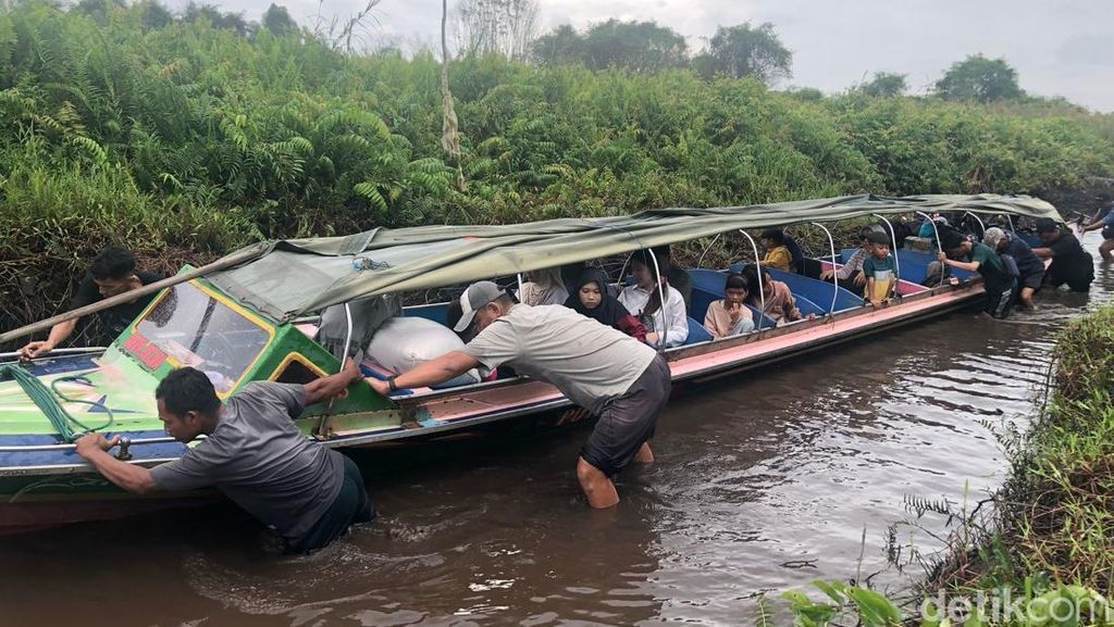 Potret Pemudik yang Akan Balik ke Perantauan Terjebak Sungai Surut Potret Pemudik yang Akan Balik ke Perantauan Terjebak Sungai Surut