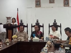 Gubernur Laka Lena Pertanyakan PAD dari Budidaya Mutiara di Flores Timur Gubernur Laka Lena Pertanyakan PAD dari Budidaya Mutiara di Flores Timur