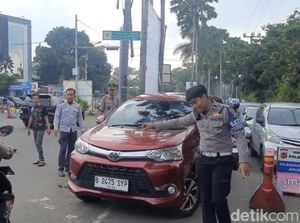 Mobil-mobil Arah Puncak Diputar Balik Petugas saat One Way Arah Jakarta Mobil-mobil Arah Puncak Diputar Balik Petugas saat One Way Arah Jakarta