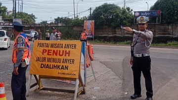 Anyer Membludak: Polisi Uji Coba Lalin One Way untuk Atasi Lonjakan Pengunjung!