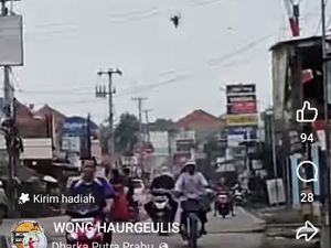 Viral Orang Naik Paralayang Cari Tempat Landing di Tengah Kota Indramayu