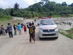 Tim SAR Dibantu Warga Cari Pria Lansia yang Hanyut Terseret Air Bah di Bogor