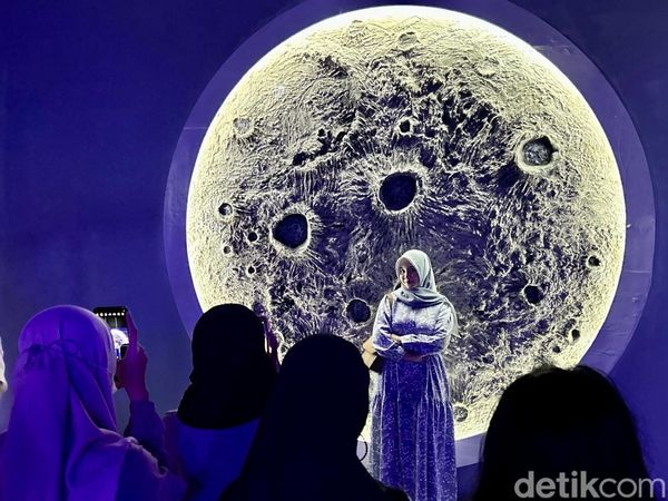 Serunya Habiskan Waktu Libur di Lighting Art Kota Tua