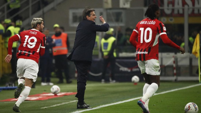 Soccer Football - Coppa Italia - Semi Final - First Leg - AC Milan v Inter Milan - San Siro, Milan, Italy - April 2, 2025 AC Milans Rafael Leao and AC Milans Theo Hernandez in action as Inter Milan coach Simone Inzaghi reacts REUTERS/Alessandro Garofalo