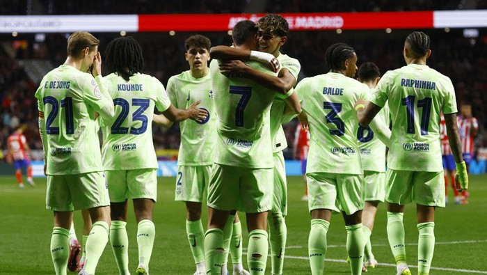 Soccer Football - Copa del Rey - Semi Final - Second Leg - Atletico Madrid v FC Barcelona - Metropolitano, Madrid, Spain - April 2, 2025 FC Barcelonas Ferran Torres celebrates scoring their first goal with teammates REUTERS/Susana Vera