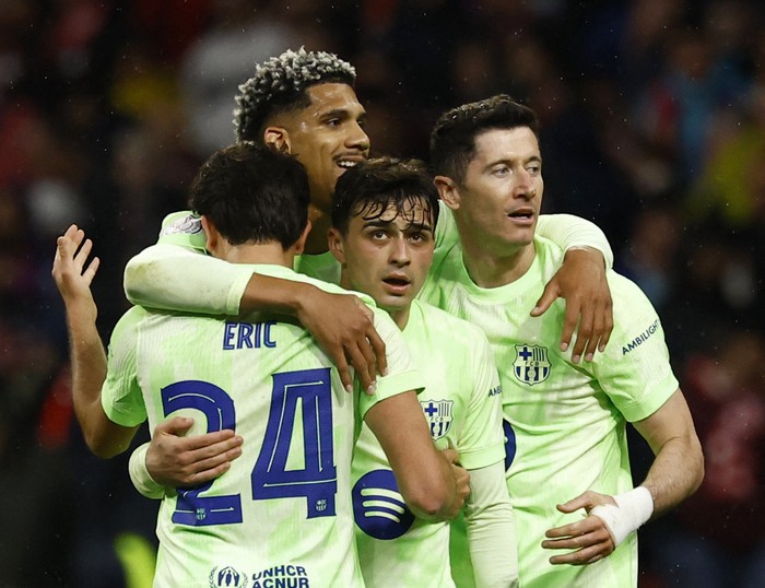 SOCCER-SPAIN-ATM-BAR/REPORT Soccer Football - Copa del Rey - Semi Final - Second Leg - Atletico Madrid v FC Barcelona - Metropolitano, Madrid, Spain - April 2, 2025 FC Barcelonas Robert Lewandowski, FC Barcelonas Eric Garcia, FC Barcelonas Ronald Araujo and FC Barcelonas Pedri celebrate after the match REUTERS/Susana Vera