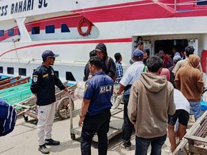 2 Kapal dari Pelabuhan Kangean Angkut Ratusan Pemudik Balik ke Perantauan