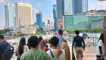 Jumlah Pengunjung Melonjak: Halte Bundaran HI Beralih Fungsi Jadi Destinasi Fotografi!