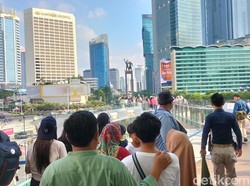Halte Bundaran HI Mendadak Jadi Opsi Wisata, Warga Antre buat Foto-foto