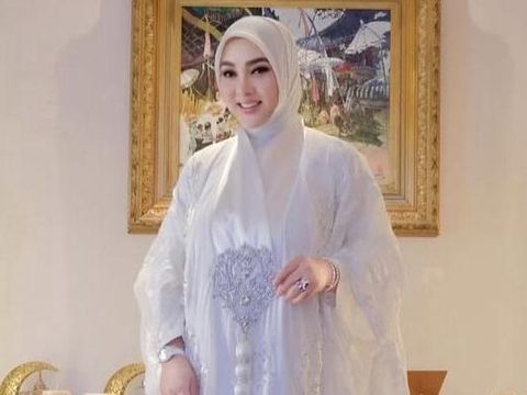 Syahrini dan keluarga