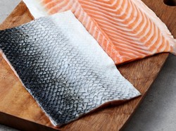 Tak Hanya Gurih Enak, Kulit Salmon Juga Kaya Akan Nutrisi